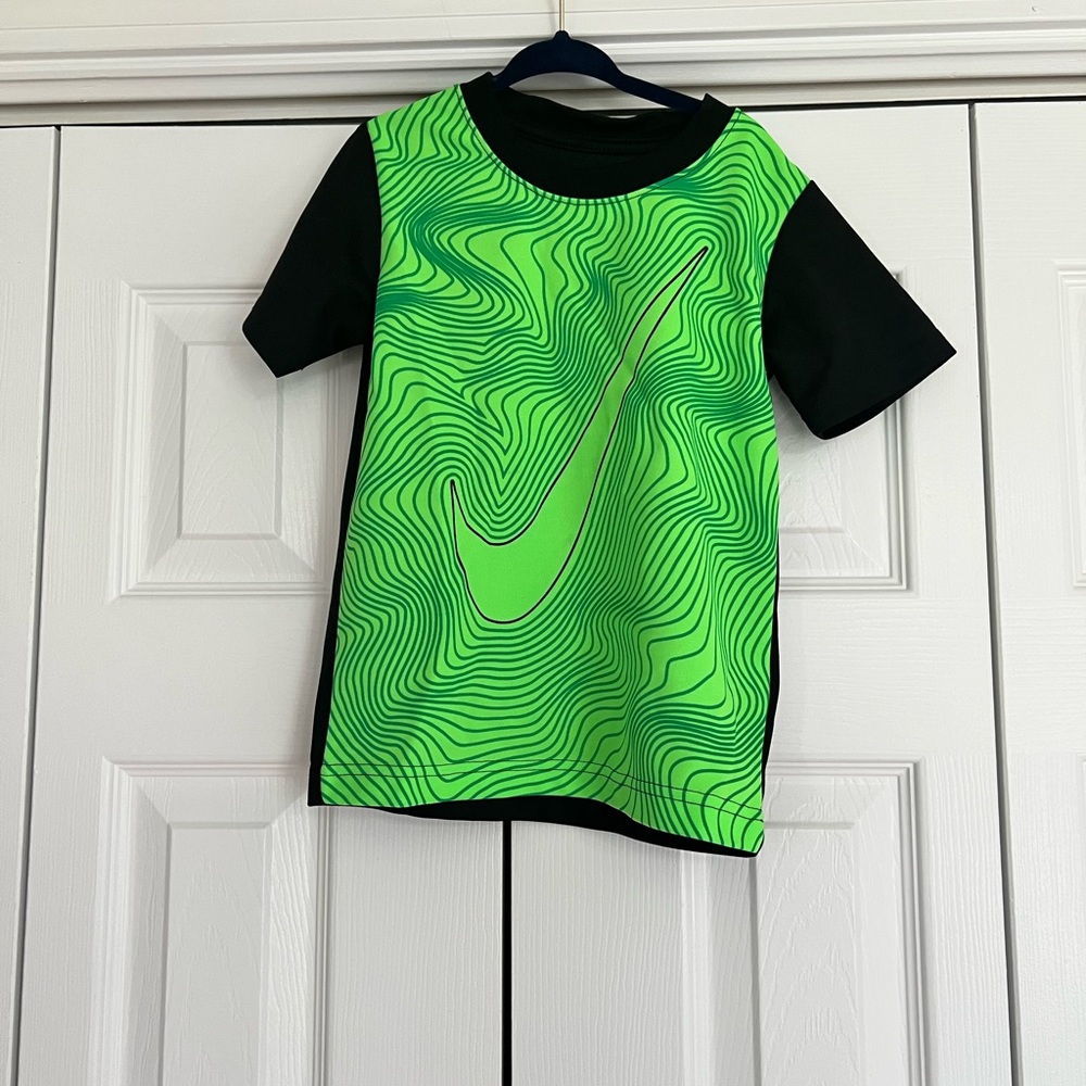 Nike boys size 5 tee